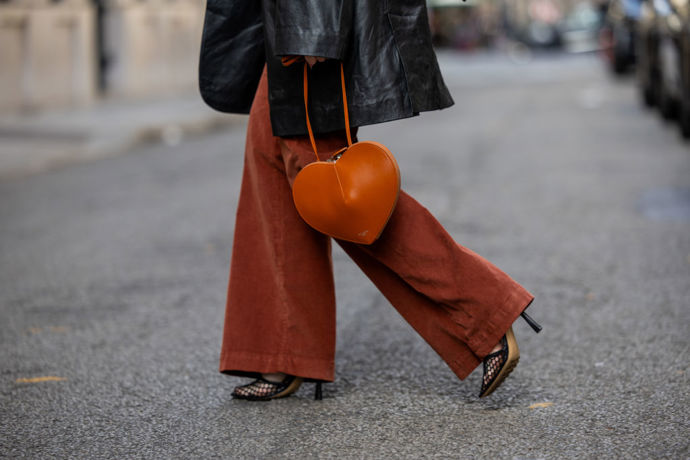 Co by to bylo za podzimní outfit bez cihlových tónů? Kabelka ve tvaru srdce od pařížské značky Alaïa je stále populárnější, a tak nemohla chybět ani mezi návštěvníky fashion weeku.

