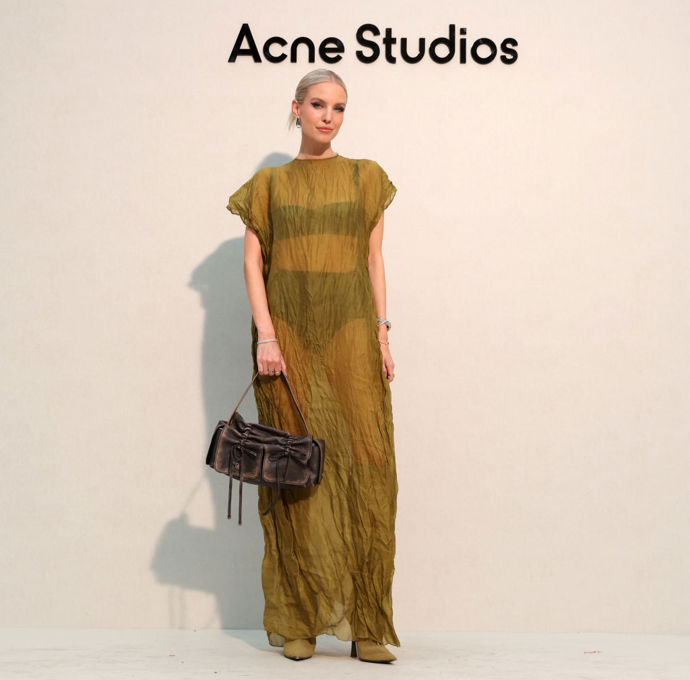 Leonie Hanne na přehlídku švédské značky Acne Studios zvolila poloprůsvitné khaki mačkané šaty.
