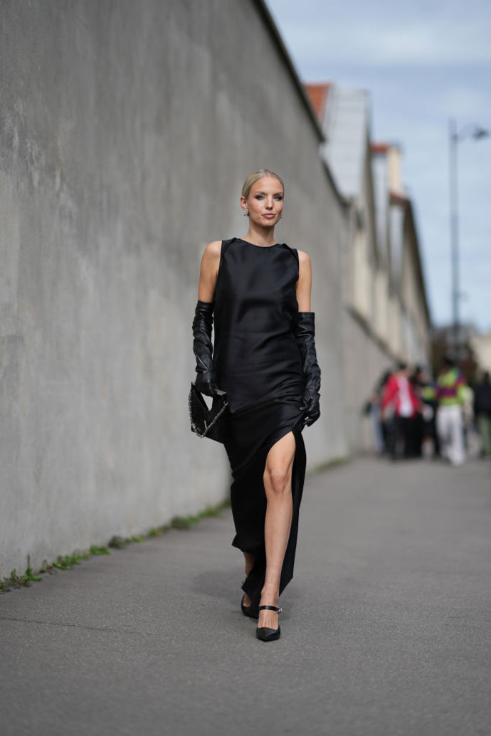 Leonie Hanne v celočerném rafinovaně poskládaném outfitu.
