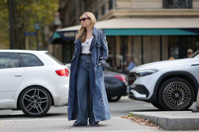 Denim on denim je bezpochyby jedním z trendů letošního podzimu, na pařížském fashion weeku se v ulicích objevovaly i looky s džínovým trenčkotem
