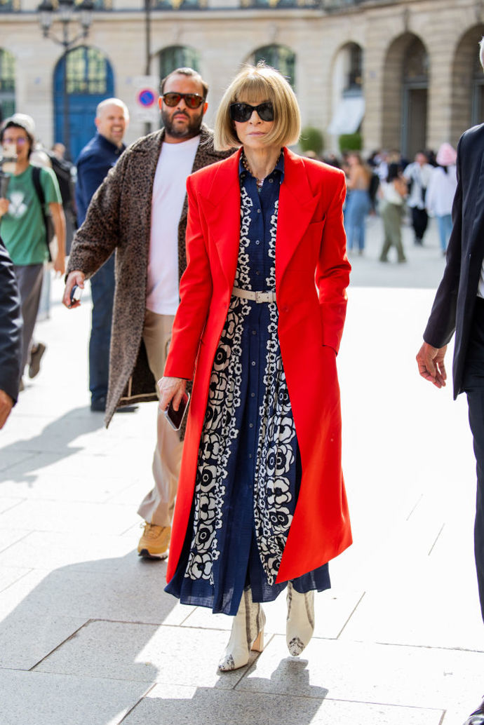 Jeden z outfitů Anny Wintour se nesl v barvách francouzské trikolory – zda šlo o záměr, či nikoliv, můžeme jenom hádat.
