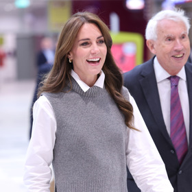 Princezna Kate na začátku října oblékla žebrovanou šedou vestičku značky Cefinn, bílou košili a šedé kalhoty s vysokým pasem od francouzské značky Sézane. 
