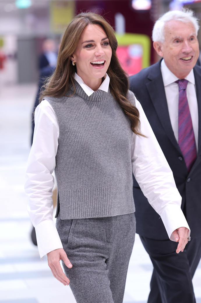 Princezna Kate na začátku října oblékla žebrovanou šedou vestičku značky Cefinn, bílou košili a šedé kalhoty s vysokým pasem od francouzské značky Sézane.
Princezna Kate na začátku října oblékla žebrovanou šedou vestičku značky Cefinn, bílou košili a šedé kalhoty s vysokým pasem od francouzské značky Sézane.