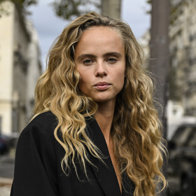 Můžete mít medovou blond ale i přímo od kořínků.
