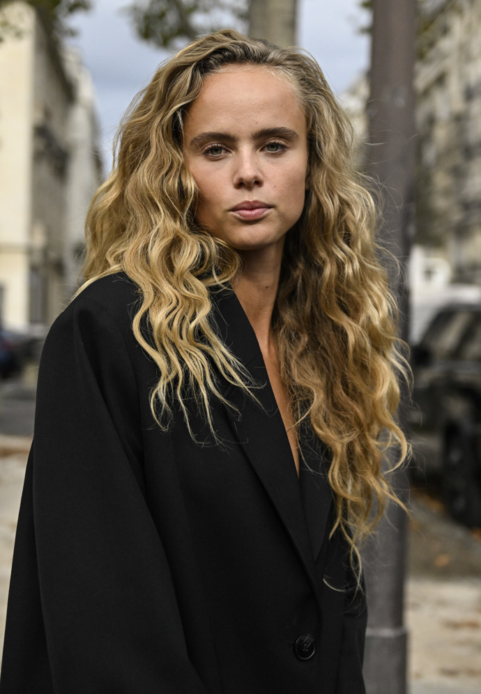 Můžete mít medovou blond ale i přímo od kořínků.
