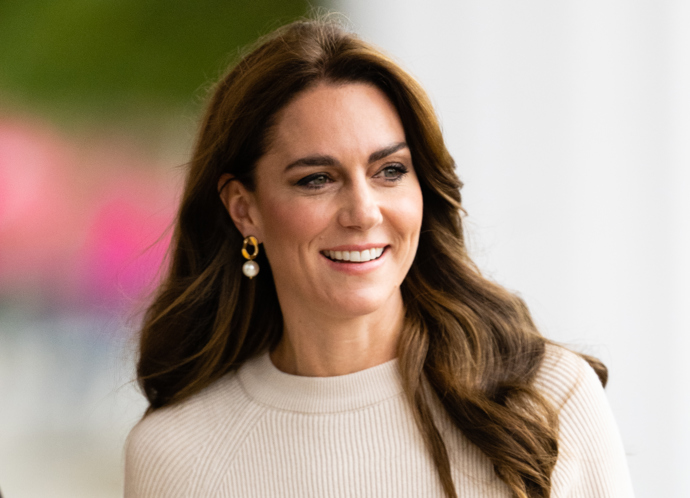Princezna z Walesu celý outfit doplnila o semišové lodičky a malou koženou kabelku se zlatými detaily od značky Tusting.
Princezna z Walesu celý outfit doplnila o semišové lodičky a malou koženou kabelku se zlatými detaily od značky Tusting.
