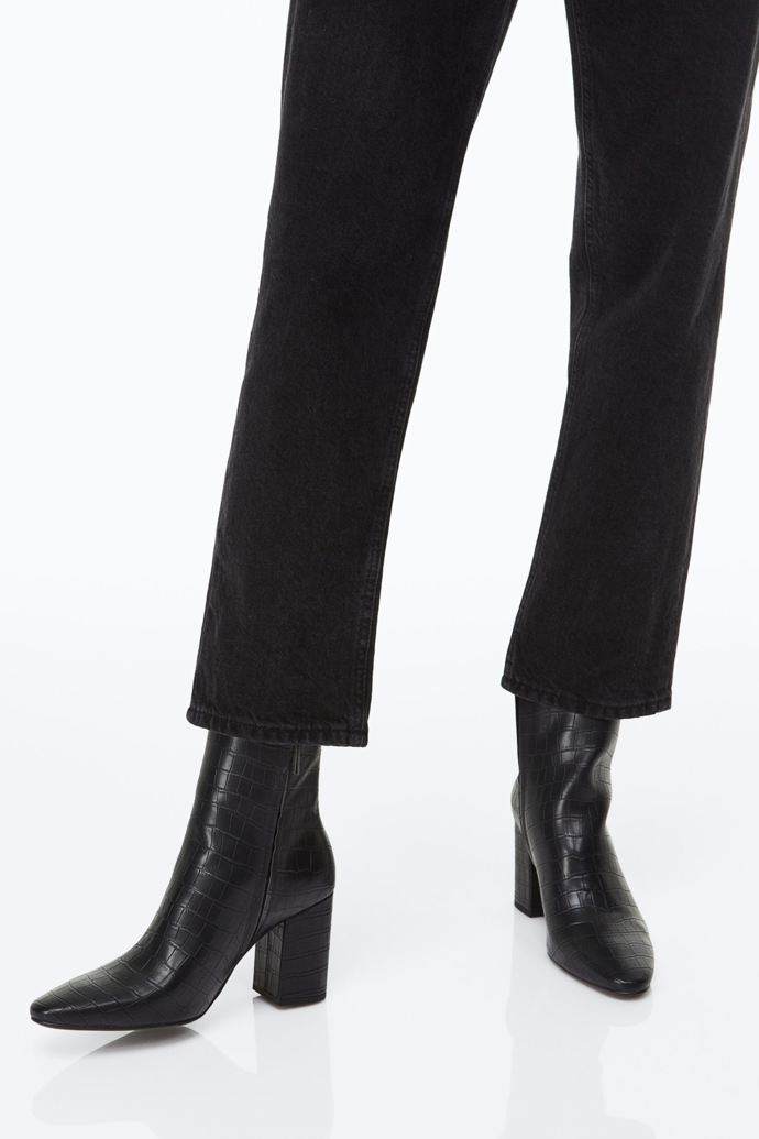 Nízké kozačky na podpatku vhodné k předchozím outfitům, H&M, 999 Kč
Nízké kozačky na podpatku vhodné k předchozím outfitům, H&M, 999 Kč