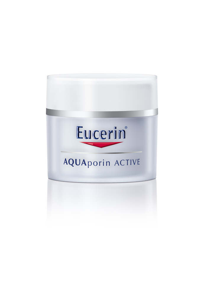 Hydratační krém AQUAPORIN pro suchou pleť (Eucerin)
Pokud vás trápí hodně suchá pokožka, na kterou jste už vyzkoušeli kde co, sáhněte po lékárenské kosmetické značce Eucerin. Konkrétně tento krém si poradí s opravdu hodně dehydrovanou pokožkou, která je napjatá a jsou na ní jemné vrásky. Díky svému složení hydratuje i v hlubších vrstvách pokožky. Já ho ráda používám i jako podklad pod make-up. Zjistí, že se pleť v průběhu dne nevysuší a zůstane krásně vláčná.
Cena: 519 Kč (50 ml)
Hydratační krém AQUAPORIN pro suchou pleť (Eucerin)
Pokud vás trápí hodně suchá pokožka, na kterou jste už vyzkoušeli kde co, sáhněte po lékárenské kosmetické značce Eucerin. Konkrétně tento krém si poradí s opravdu hodně dehydrovanou pokožkou, která je napjatá a jsou na ní jemné vrásky. Díky svému složení hydratuje i v hlubších vrstvách pokožky. Já ho ráda používám i jako podklad pod make-up. Zjistí, že se pleť v průběhu dne nevysuší a zůstane krásně vláčná.
Cena: 519 Kč (50 ml)