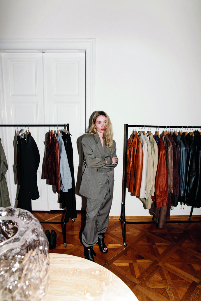 Lula Vintage Prague

Šátek Hermès, kabelka Céline, střevíčky Bottega Veneta či Manolo Blahnik nebo taška Louis Vuitton. To nejsou nedávné úlovky z butiků v Pařížské ulici, ale poklady, které lze za zlomek původní ceny pořídit ve vintage obchodě Lula Vintage Prague, za kterým stojí stylová influencerka Lucie Kratochvílová. S prodejem kvalitních a pečlivě vybraných kousků z druhé ruky začala na Instagramu, v roce 2020 otevřela kamenný obchod nedaleko náměstí Jiřího z Poděbrad na pražských Vinohradech a letos se Lula přesunula do úplného centra Prahy. Obchod nyní najdete v prvorepublikových Hlávkových domech na adrese Vodičkova 17.
