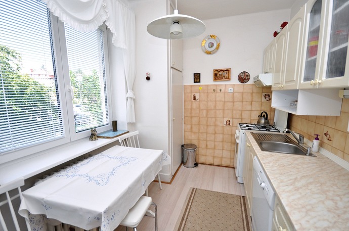 Na podlaze marmoleum, nábytek z dubového dřeva. Designérka Kristýna Kouřilová měla za úkol vetknout do rekonstruovaného bytu pro Terezu, jejího muže a malého syna hodně přírodních materiálů. Byl to tanec mezi sny a rozpočtem. 

