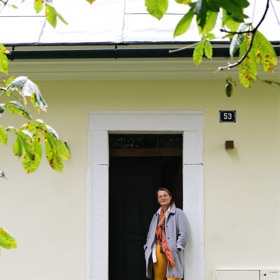 Od roku 2011 stojí Marie Kinsky nejen za materiální, ale také v jistém smyslu za duchovní rekonstrukcí zámku. Tady se ve stínu stoletých kaštanů nachází Zahradníkův domek. Jméno nedostal jen tak pro nic za nic, skutečně tu kdysi žil zahradník, který pečoval o zámeckou zeleň. Dnes uvnitř najdete čtyři barevně odlišené pokoje, v nichž se potkává kombinace českého baroka a moderních prvků.
