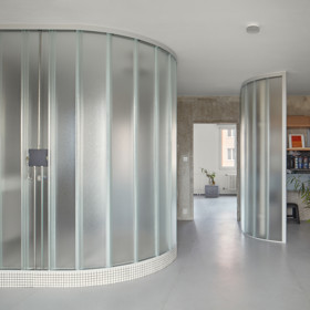 Sochař a sklář Vladimír Bachorík ve svém bytě na pražském sídlišti vždy pracoval – proto si v rámci totální rekonstrukce přál navrhnout také sklářskou dílnu. Co si naopak nepřál, to byly dveře. Neobvyklé zadání pomohlo vytvořit jedinečný prostor, který dokazuje, že i v paneláku jsou možnosti řešení interiéru zcela neomezené.
Sochař a sklář Vladimír Bachorík ve svém bytě na pražském sídlišti vždy pracoval – proto si v rámci totální rekonstrukce přál navrhnout také sklářskou dílnu. Co si naopak nepřál, to byly dveře. Neobvyklé zadání pomohlo vytvořit jedinečný prostor, který dokazuje, že i v paneláku jsou možnosti řešení interiéru zcela neomezené.