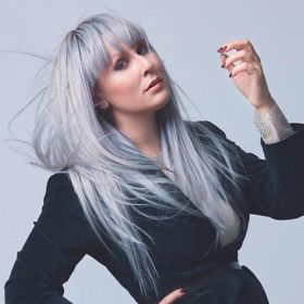 „Samoty už bylo dost,“ říká Tereza Černochová

Se zpěvačkou Terezou Černochovou (40) jsme se potkaly na dvorku jedné pražské kavárny. Zatímco si její devítiletá Laura četla u vedlejšího stolku, probraly jsme Terezinu novou desku Slečna náročná i její nový vztah, velké podzimní plány i to, proč má v sobě někdy „zavřeno“ – a jak se zase otevřít. 
