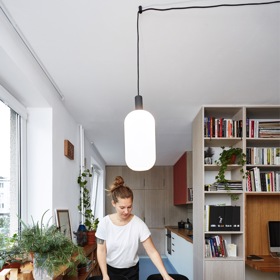 Na podlaze marmoleum, nábytek z dubového dřeva. Designérka Kristýna Kouřilová měla za úkol vetknout do rekonstruovaného bytu pro Terezu, jejího muže a malého syna hodně přírodních materiálů. Byl to tanec mezi sny a rozpočtem. 
