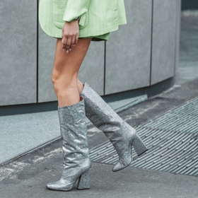 Metalické barvy jsou nezbytnou součástí zimního módního světa. Metalické boty přidají vašemu outfitu jiskru a lesk.
