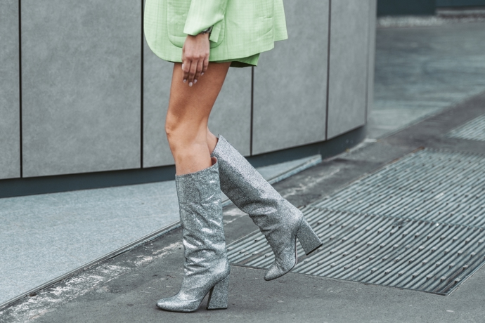 Metalické barvy jsou nezbytnou součástí zimního módního světa. Metalické boty přidají vašemu outfitu jiskru a lesk.
