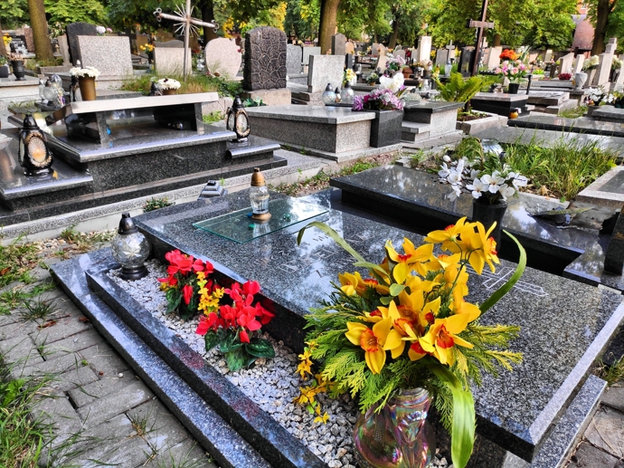 Orchideje mají květy, které mohou kvést po dlouhou dobu, což může symbolizovat věčný život nebo nekonečnou památku na zemřelého.
