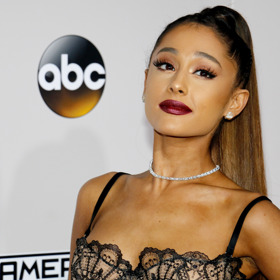 Ariana Grande má plné rty, olivovou pleť a navíc velmi symetrický obličej. 
