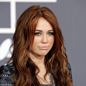 Přirozená barva vlasů Miley Cyrus je tmavě hnědá.
