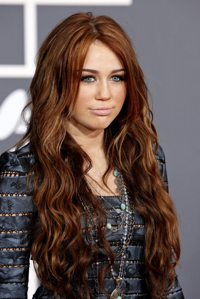 Přirozená barva vlasů Miley Cyrus je tmavě hnědá.
