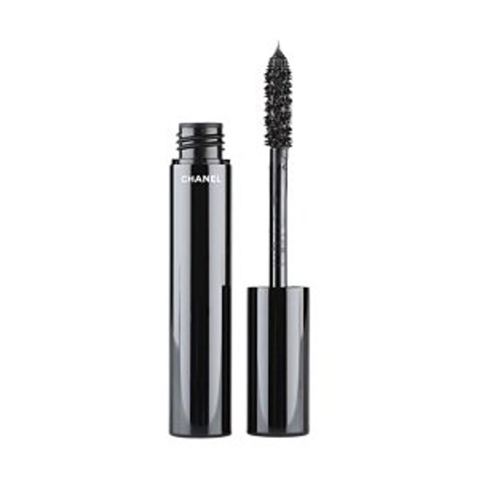 Řasenka Chanel Le Volume de Chanel Mascara, 960 Kč, Douglas
Řasenka Chanel Le Volume de Chanel Mascara, 960 Kč, Douglas