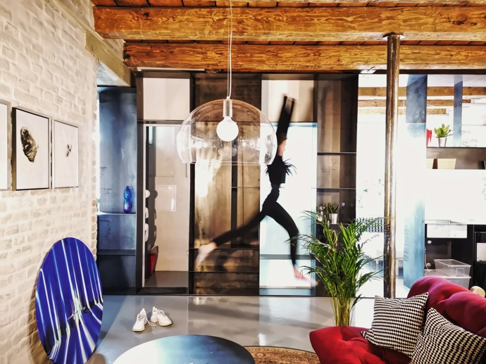 Pro manažera Andreje a školitelku Kristinu  s jejich malým Jakubem byla finální podoba bytu překvapením. S architekty společně probrali své požadavky na funkční uspořádání a jinak jim nechali volnou ruku. Přáli si mít samostatnou ložnici, dostatek úložného prostoru a komfortní hygienické zázemí.
