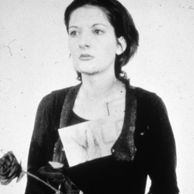 Marina Abramović při své performanci Rhythm 0 v italské Neapoli
