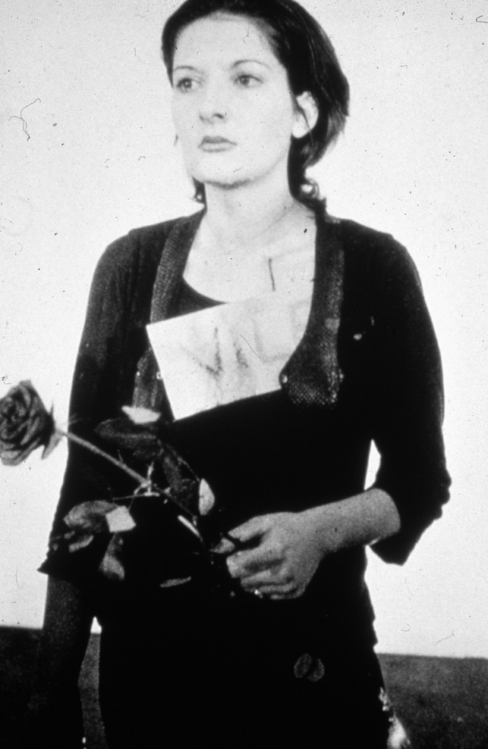 Marina Abramović při své performanci Rhythm 0 v italské Neapoli
Marina Abramović při své performanci Rhythm 0 v italské Neapoli