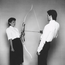 Marina Abramović & Ulay a jejich performance jménem Rest Energy (Zbytková energie)
