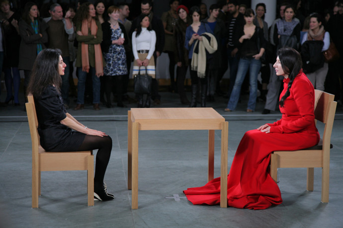Marina Abramović při své performanci jménem The Artist is Present (Umělec je přítomen) v New Yorské Momě
Marina Abramović při své performanci jménem The Artist is Present (Umělec je přítomen) v New Yorské Momě