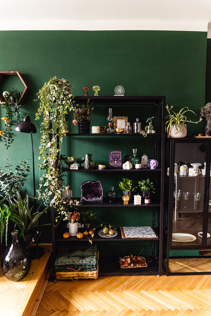 Inspiraci hledá v pohádkách a starých legendách, zajímá se o historické umění, ale cizí jí není ani současný design. Domov Petry Novotné je zkrátka originální kombinací všeho, co má ráda. 
