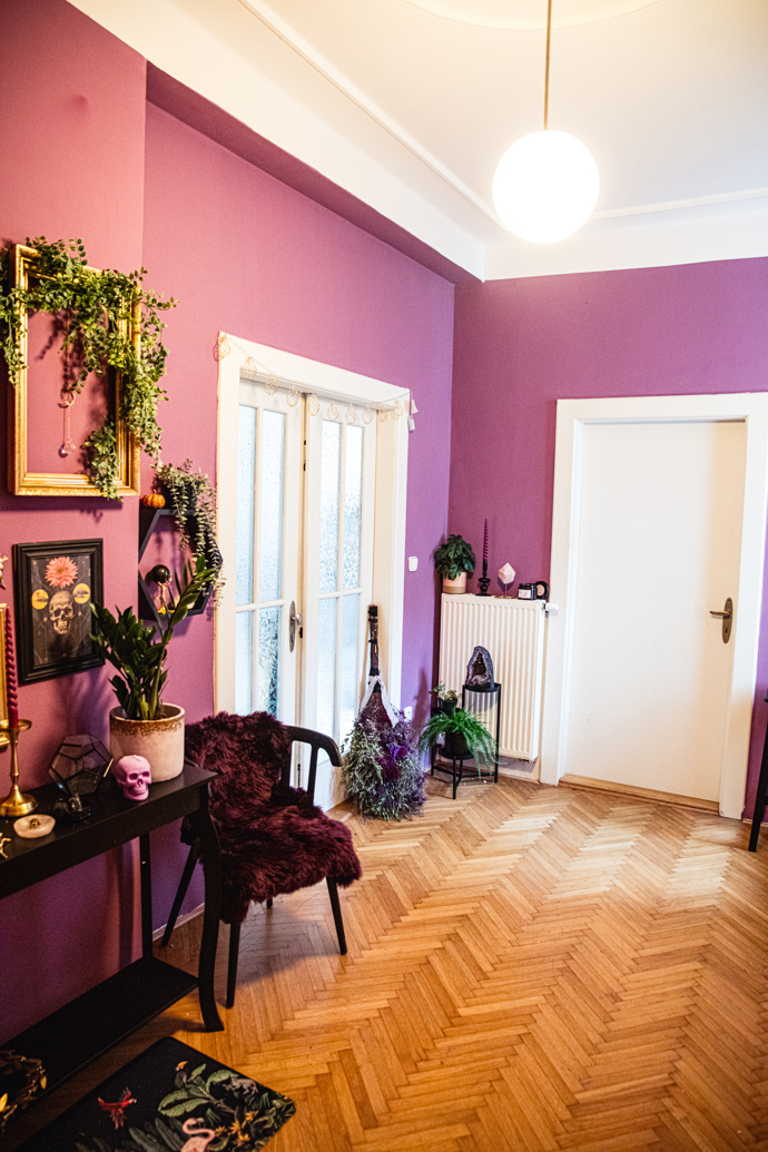 Inspiraci hledá v pohádkách a starých legendách, zajímá se o historické umění, ale cizí jí není ani současný design. Domov Petry Novotné je zkrátka originální kombinací všeho, co má ráda. 
