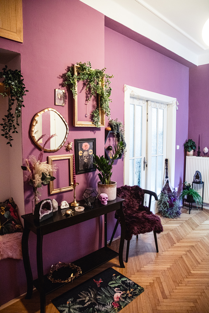 Inspiraci hledá v pohádkách a starých legendách, zajímá se o historické umění, ale cizí jí není ani současný design. Domov Petry Novotné je zkrátka originální kombinací všeho, co má ráda. 
