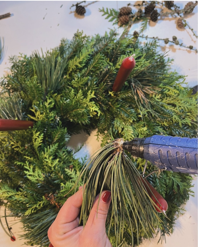 Snadný návod na adventní věnec.
Snadný návod na adventní věnec.