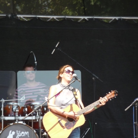 Aneta Langerová na festivalu Moravské hrady.cz u hradu Veveří v roce 2010. 
