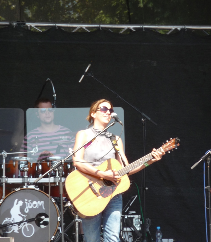 Aneta Langerová na festivalu Moravské hrady.cz u hradu Veveří v roce 2010. 
