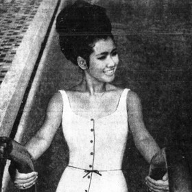 Apasra Hongsakula, Miss Universe 1965, v plavkách na žebříku u bazénu
