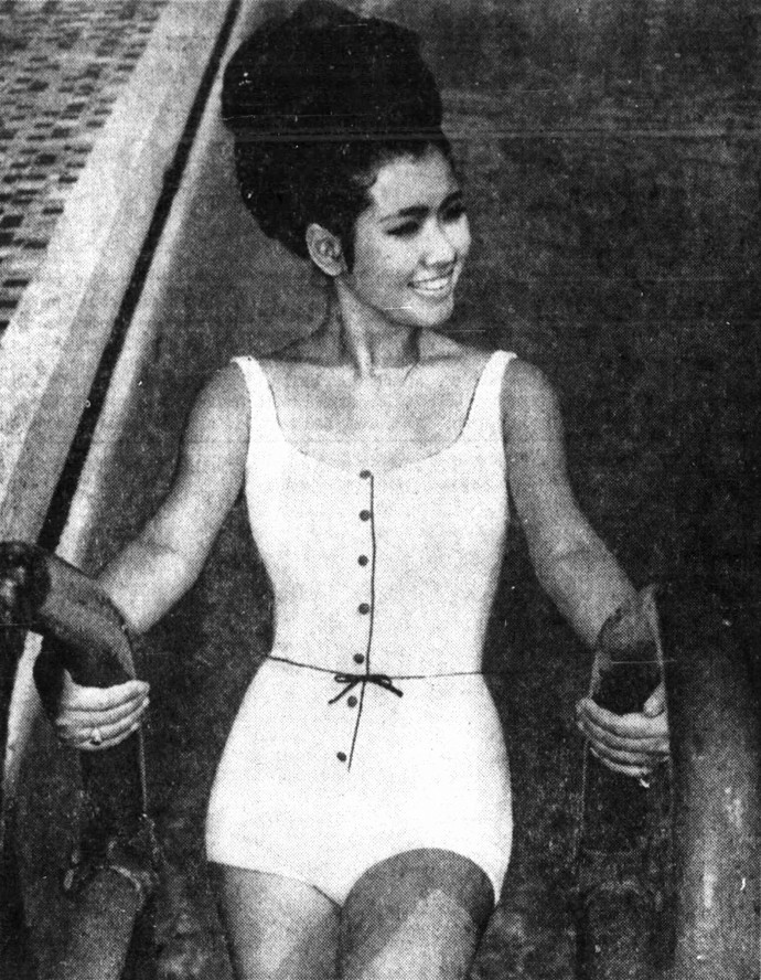 Apasra Hongsakula, Miss Universe 1965, v plavkách na žebříku u bazénu
