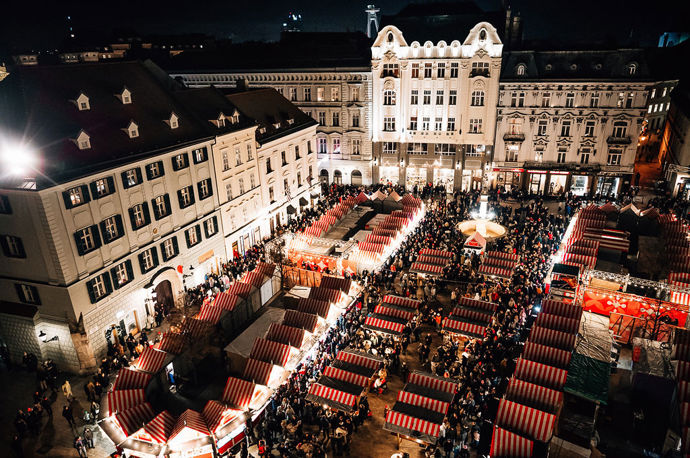 Bratislava

V minulosti hlavní vánoční trh končil před Štědrým dnem, tentokrát bude pokračovat až po vánočních svátcích. "V organizačním týmu jsme o této změně přemýšleli dlouho. Zvážen velkým zájmem veřejnosti a vzhledem k tomu, že mnoho prodejců a prodejkyň reagovalo pozitivně, budeme mít poprvé trh na Hlavním náměstí otevřený až do konce roku," říká Katarína Hulíková, ředitelka Bratislavského kulturního a informačního střediska (BKIS), které je hlavním organizátorem Bratislavských Vánoc. 

Prodej na Hlavním vánočním trhu začne 23. listopadu, slavnostní zahájení s rozsvícením vánočního stromu je naplánováno na pátek 24. listopadu v 18 hodin. Po třídenní přestávce během vánočních svátků bude od 27. 12. až do konce roku otevřena přibližně polovina stánků.
