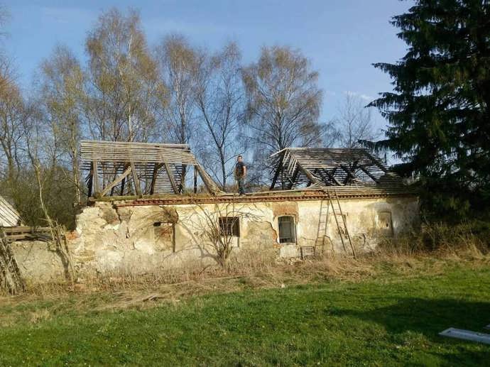 V polích opuštěná dávným požárem poznamenaná a přírodou pohlcená chaloupka je něčím natolik přitahovala, že se ji rozhodli zachránit. Koupili toto tajemné místo a během tří let zde vybudovali stylový ranč. Předcházelo tomu ale téměř detektivní pátrání, kdy museli zjistit, kdo ono kouzelné místo vůbec vlastní a zda bude k prodeji. 
