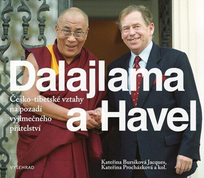 Prvního ledna roku 1990 pozval Václav Havel jako nově zvolený prezident do Prahy kromě papeže Jana Pavla II. a Rolling Stones také dalajlamu. Vznikl tak vztah, který se stal svědectvím o vývoji společnosti na pozadí duchovního i politického útlaku. Dosud nepublikované fotografie ze setkání obou mužů, jejich korespondence i vzpomínky významných osobností – to vše vám v unikátní publikaci přiblíží jejich přátelství a výjimečnou atmosféru turbulentní doby.
Koupíte na martinus.cz, cena 679 Kč
Prvního ledna roku 1990 pozval Václav Havel jako nově zvolený prezident do Prahy kromě papeže Jana Pavla II. a Rolling Stones také dalajlamu. Vznikl tak vztah, který se stal svědectvím o vývoji společnosti na pozadí duchovního i politického útlaku. Dosud nepublikované fotografie ze setkání obou mužů, jejich korespondence i vzpomínky významných osobností – to vše vám v unikátní publikaci přiblíží jejich přátelství a výjimečnou atmosféru turbulentní doby.
Koupíte na martinus.cz, cena 679 Kč