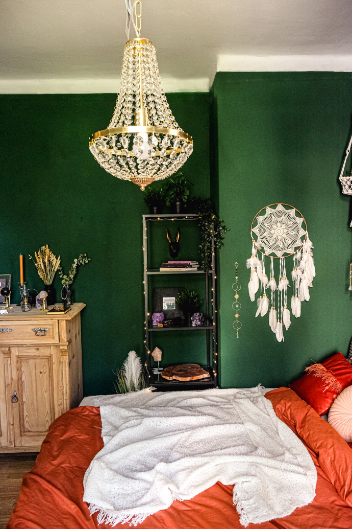 Inspiraci hledá v pohádkách a starých legendách, zajímá se o historické umění, ale cizí jí není ani současný design. Domov Petry Novotné je zkrátka originální kombinací všeho, co má ráda. 
