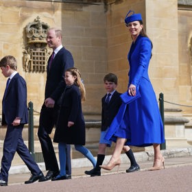 Princ George, princezna Charlotte a princ Louis baští vánoční večeři u dětského stolu, který se nachází v dětském pokoji.

