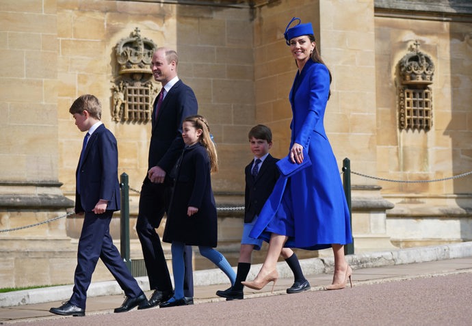 Princ George, princezna Charlotte a princ Louis baští vánoční večeři u dětského stolu, který se nachází v dětském pokoji.
Princ George, princezna Charlotte a princ Louis baští vánoční večeři u dětského stolu, který se nachází v dětském pokoji.