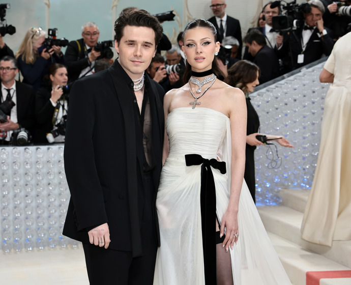 Nejstarší syn Brooklyn se svou manželkou Nicolou Peltz-Beckham, která působí jako herečka a kterou si vzal v loňském roce.
Nejstarší syn Brooklyn se svou manželkou Nicolou Peltz-Beckham, která působí jako herečka a kterou si vzal v loňském roce.