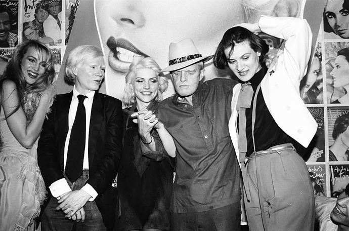 Červen 1979: Jerry Hall, Andy Warhol, Debbie Harry, Truman Capote a Paloma Picasso na večírku Interview v klubu Studio 54 v červnu 1979 v New Yorku.
Červen 1979: Jerry Hall, Andy Warhol, Debbie Harry, Truman Capote a Paloma Picasso na večírku Interview v klubu Studio 54 v červnu 1979 v New Yorku.