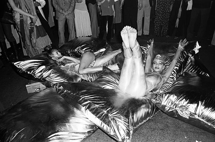 Novoroční večírek v klubu Studio 54 dne 31. prosince 1977 v New Yorku.
Novoroční večírek v klubu Studio 54 dne 31. prosince 1977 v New Yorku.