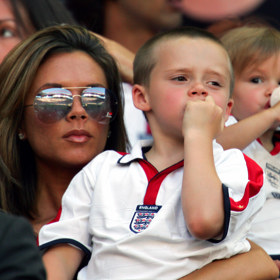 Victoria Beckham s nejstarším synem Brooklynem v roce 2004
