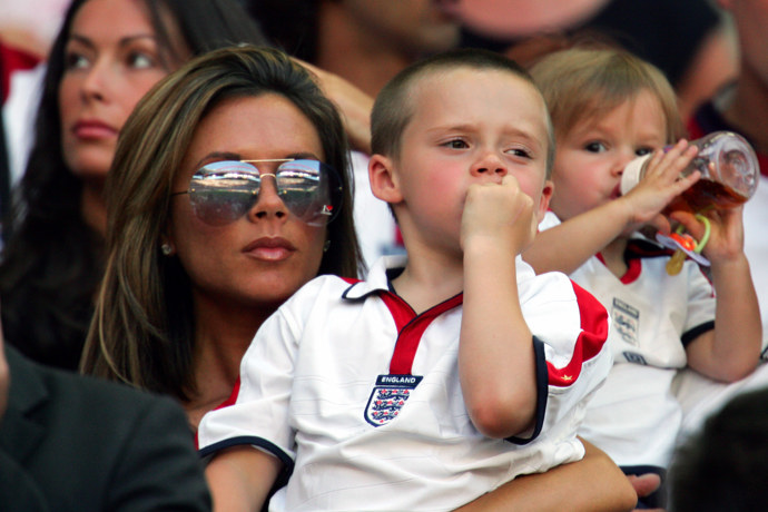 Victoria Beckham s nejstarším synem Brooklynem v roce 2004
Victoria Beckham s nejstarším synem Brooklynem v roce 2004