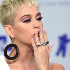 Katy Perry dokonale sladila své pastelově růžové nehty s očními stíny.
